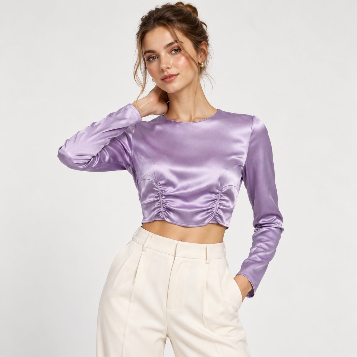 Bluză cropped Zara lila cu fronseuri, vedere față apropiată pe model