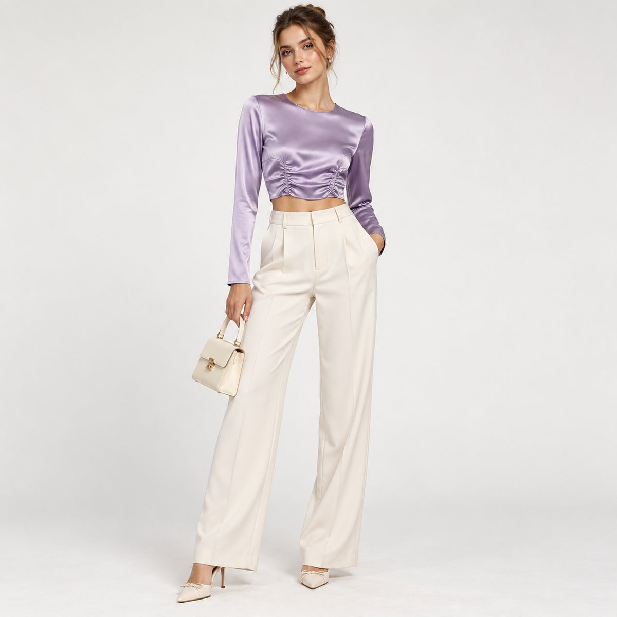 Bluză cropped Zara lila satinată cu fronseuri, ținută completă pe model