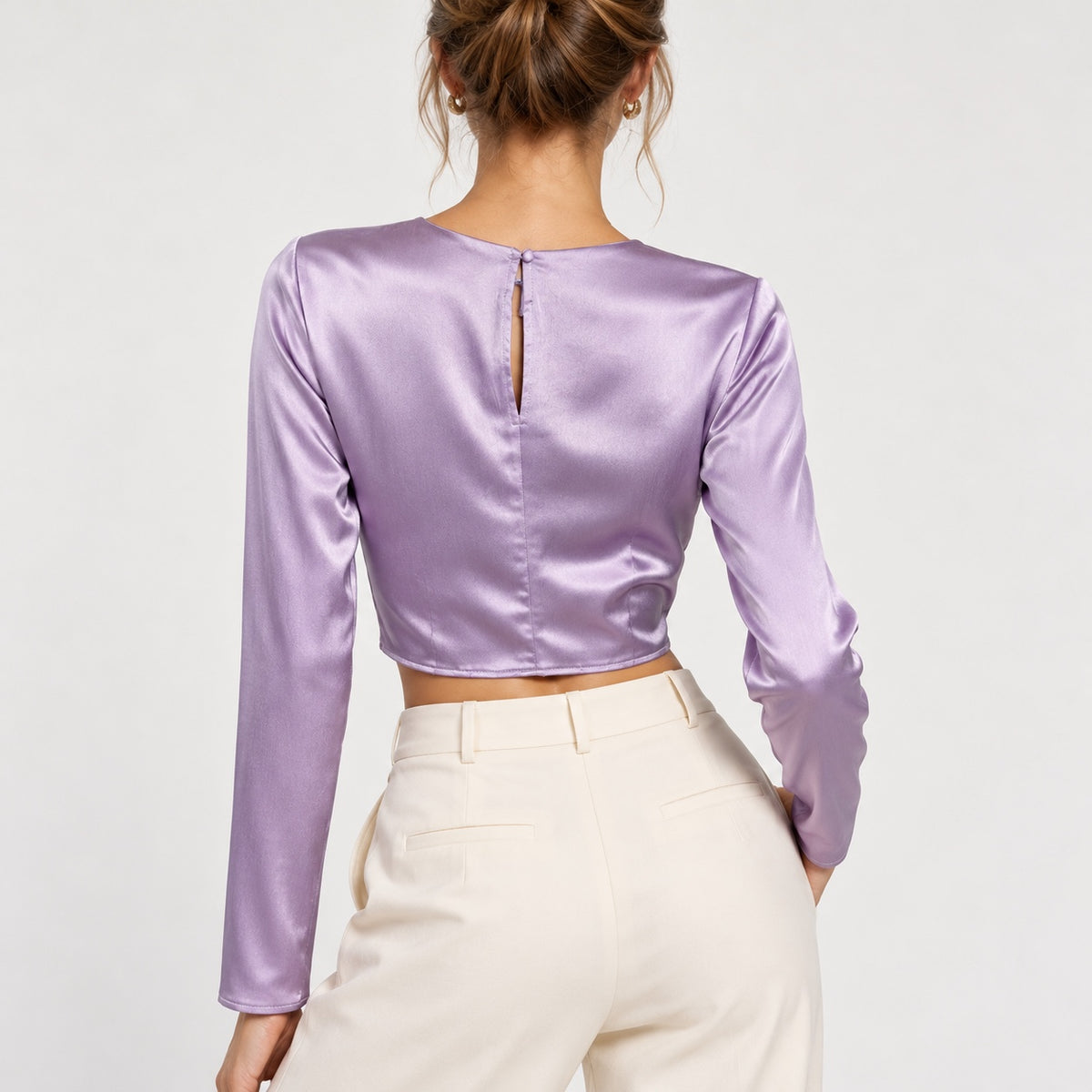 Bluză cropped Zara lila cu nasture la ceafă, vedere spate pe model
