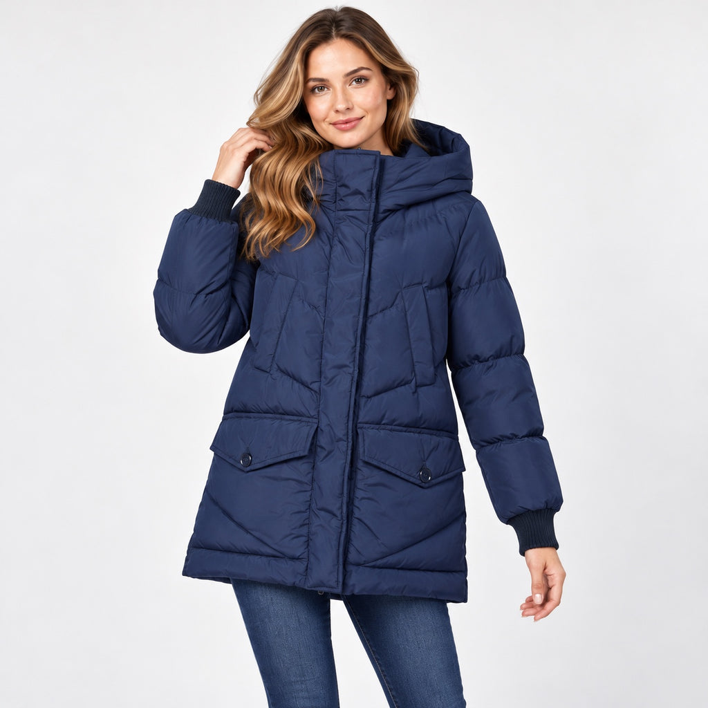 Geacă Benetton bleumarin matlasată, vedere față apropiată pe model