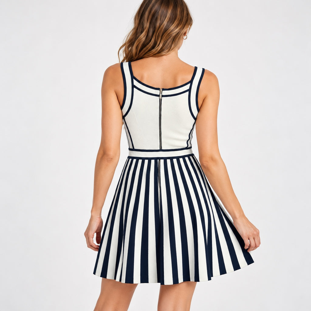 Rochie tricotată GUESS Marine cu fermoar la spate, vedere spate pe model
