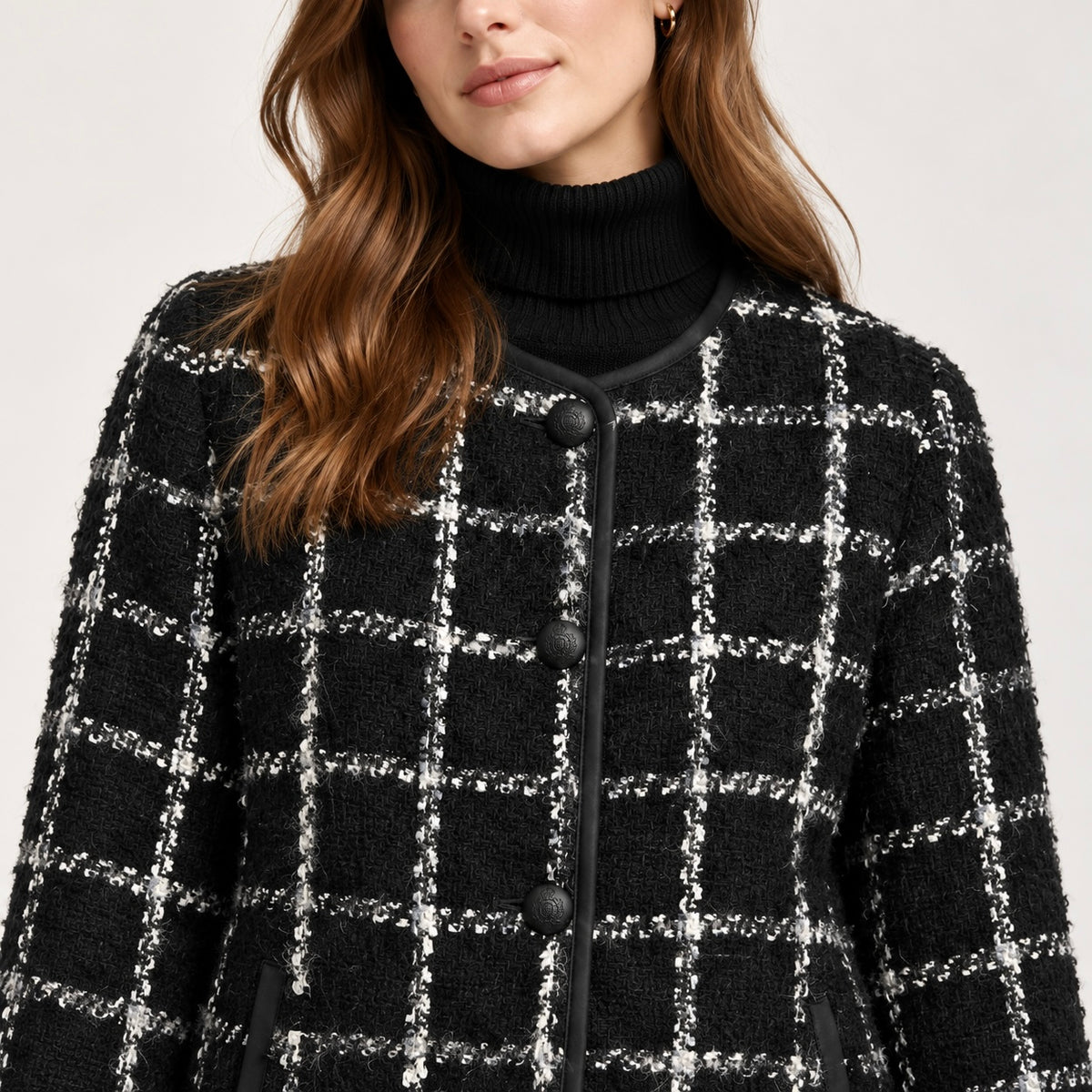 Detaliu jachetă MANGO tweed, nasturi și margini negre