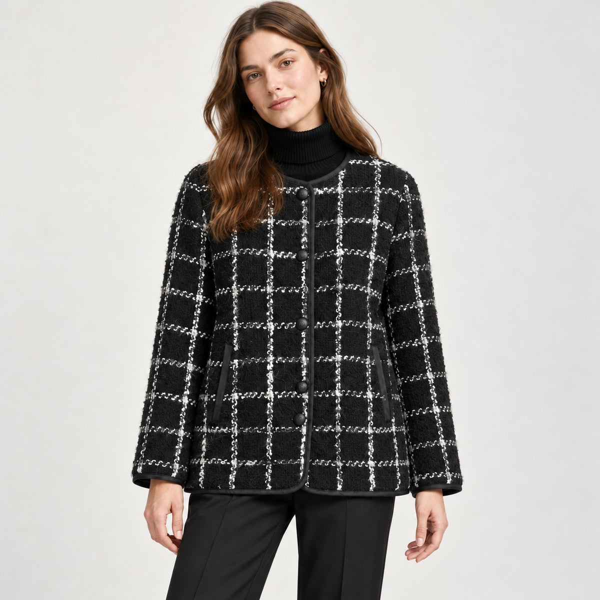 Jachetă MANGO din tweed în carouri alb-negru, față apropiat pe model
