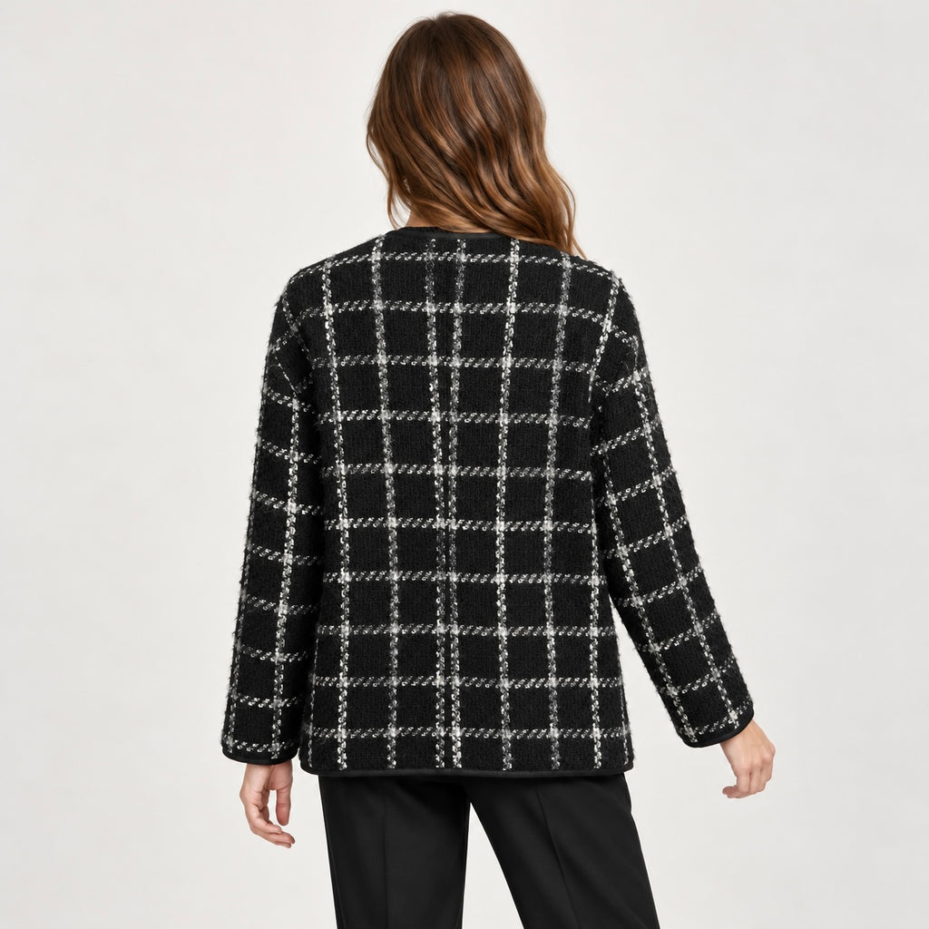 Jachetă MANGO din tweed negru cu carouri albe, vedere spate pe model