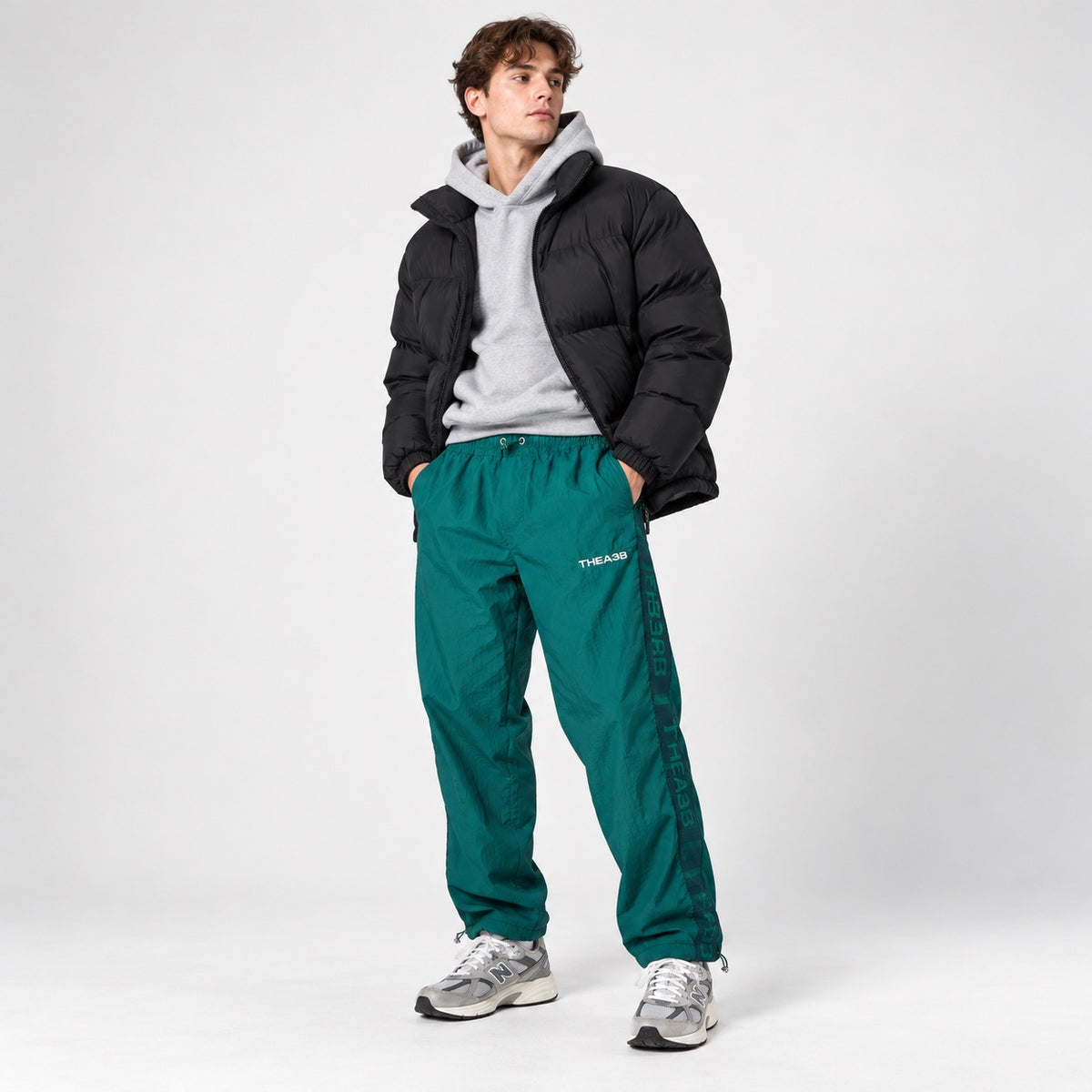 Pantaloni sport A3B verzi cu bandă cu logo lateral, ținută completă pe model