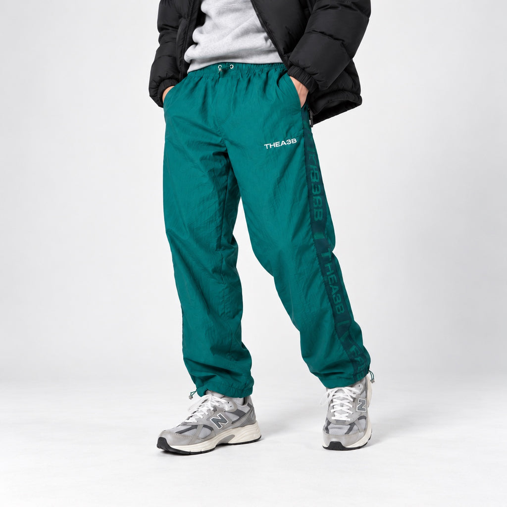 Pantaloni A3B verzi, față pe model, talie elastică și logo THEA3B