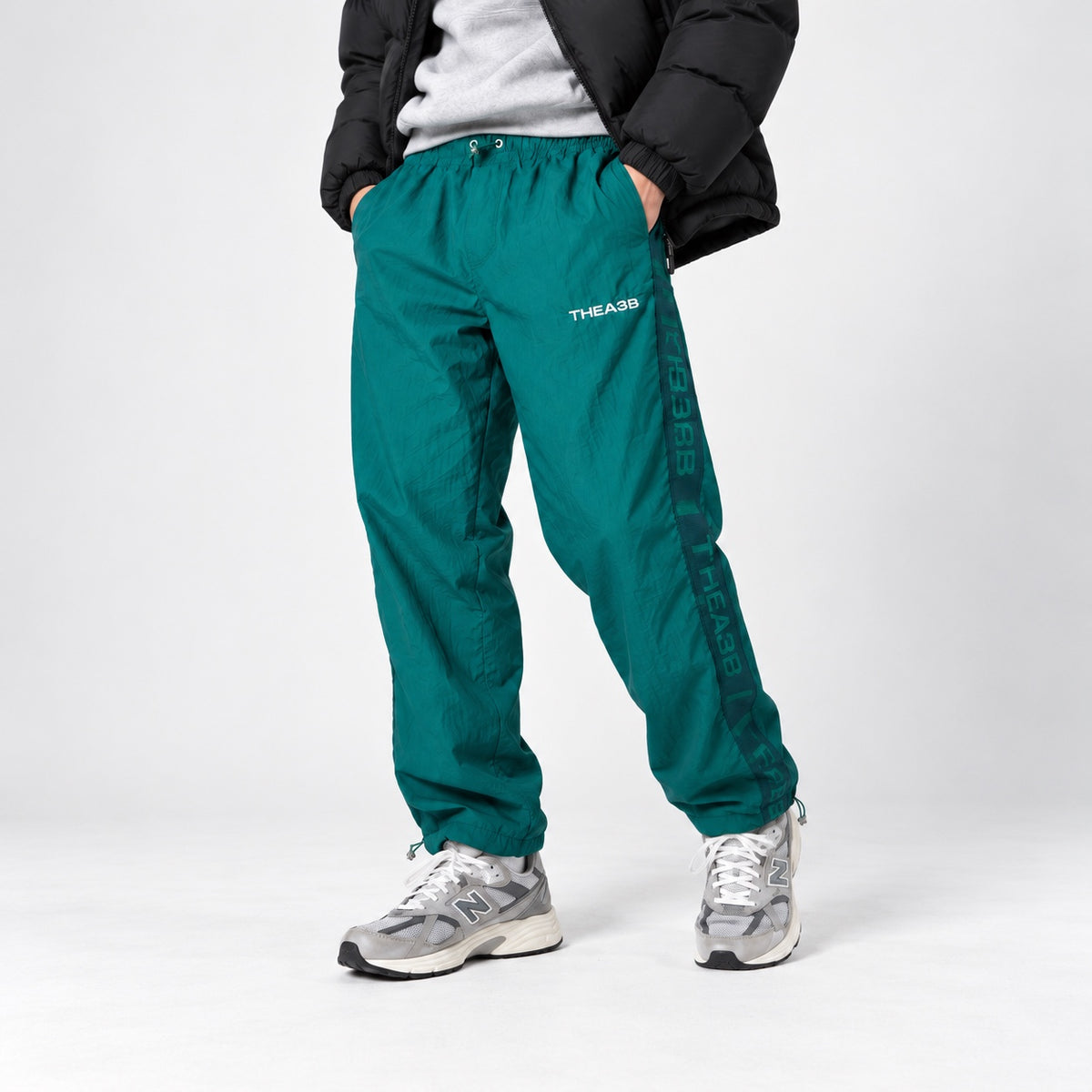 Pantaloni A3B verzi, față pe model, talie elastică și logo THEA3B
