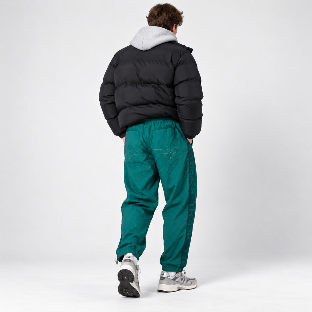 Pantaloni sport A3B verzi, vedere din spate pe model