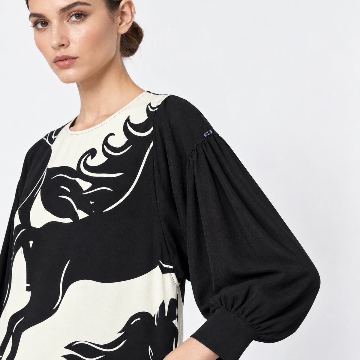 Detaliu rochie SPORTMAX CODE cu mânecă bufantă neagră, manșetă lată și imprimeu cu cai