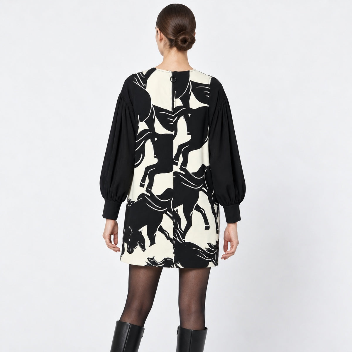 Rochie SPORTMAX CODE alb-negru cu imprimeu cai, vedere din spate pe model, fermoar central