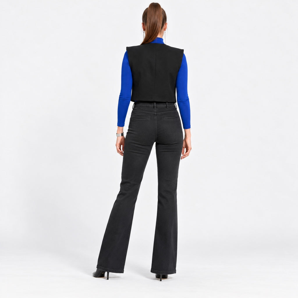 Blugi LOLALIZA negri bootcut, vedere spate pe model