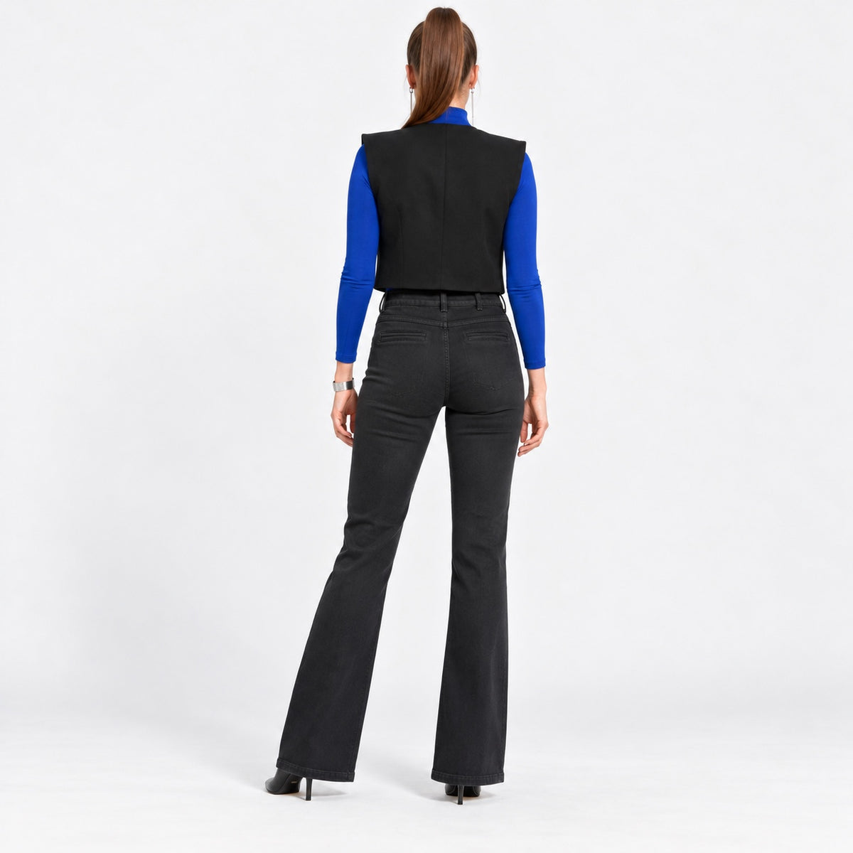 Blugi LOLALIZA negri bootcut, vedere spate pe model