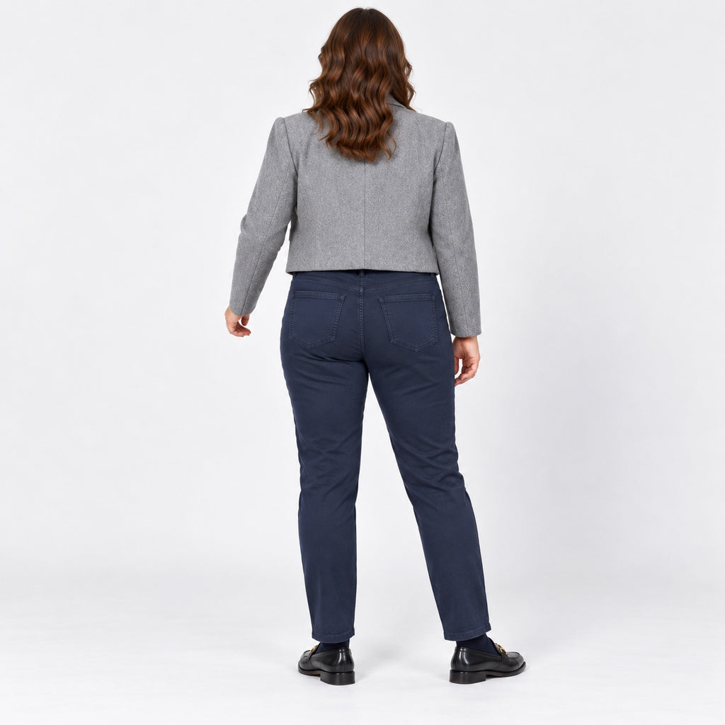 Pantaloni s.Oliver bleumarin Slim Fit pe model, spate
