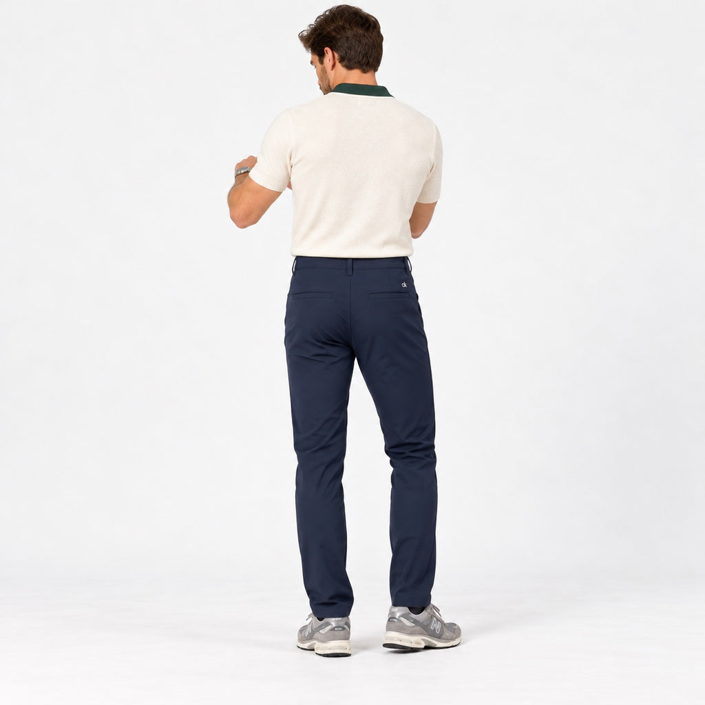 Pantaloni Calvin Klein Golf Genius bleumarin pe model, spate