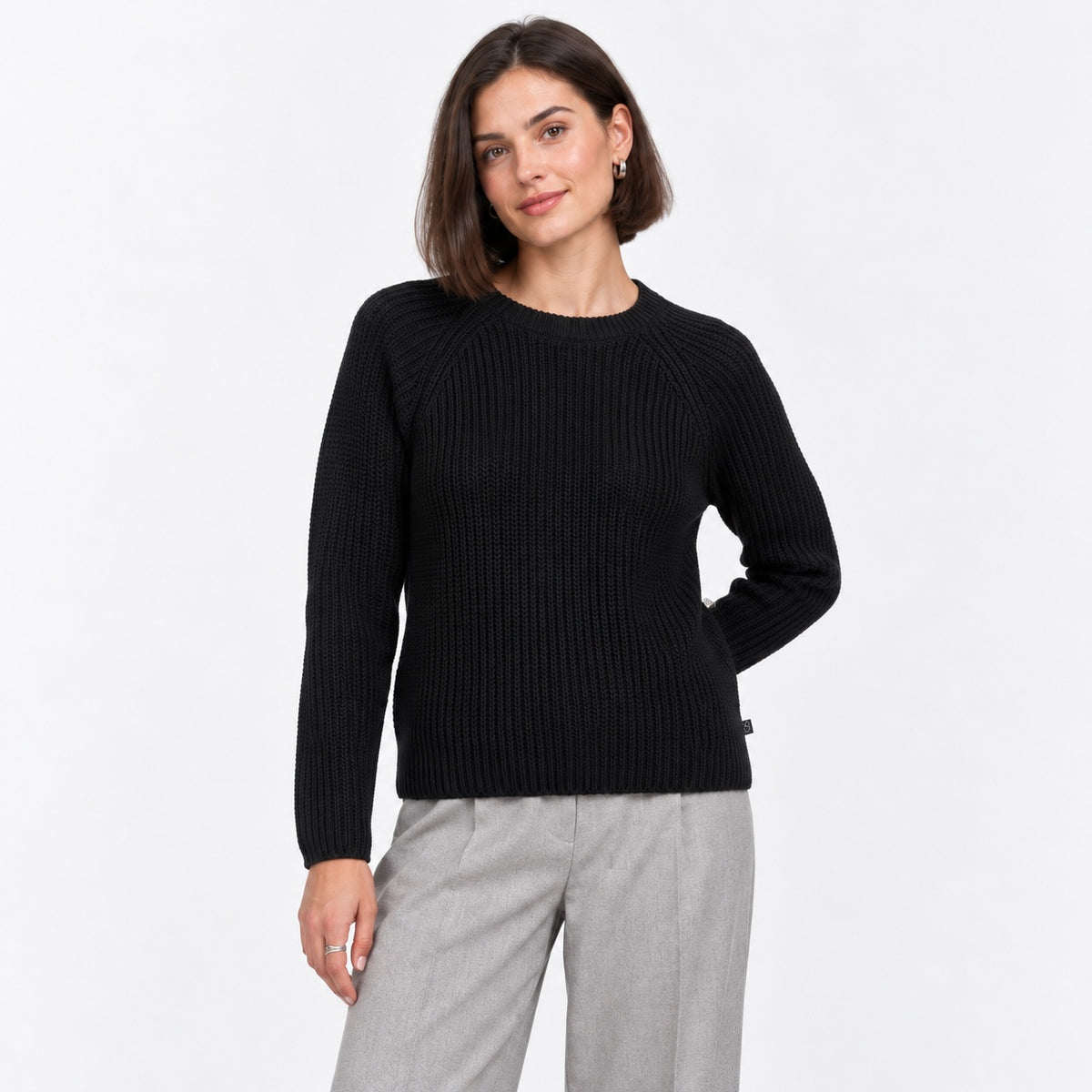 Pulover Q/S by s.Oliver negru cu tricot reiat, vedere frontală pe model