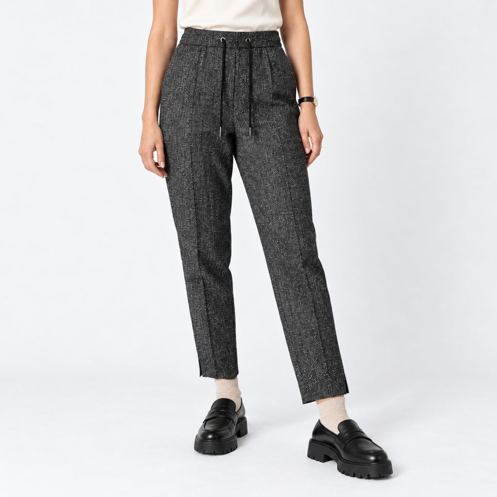 Pantaloni s.Oliver RITA Chino gri antracit, vedere frontală pe model