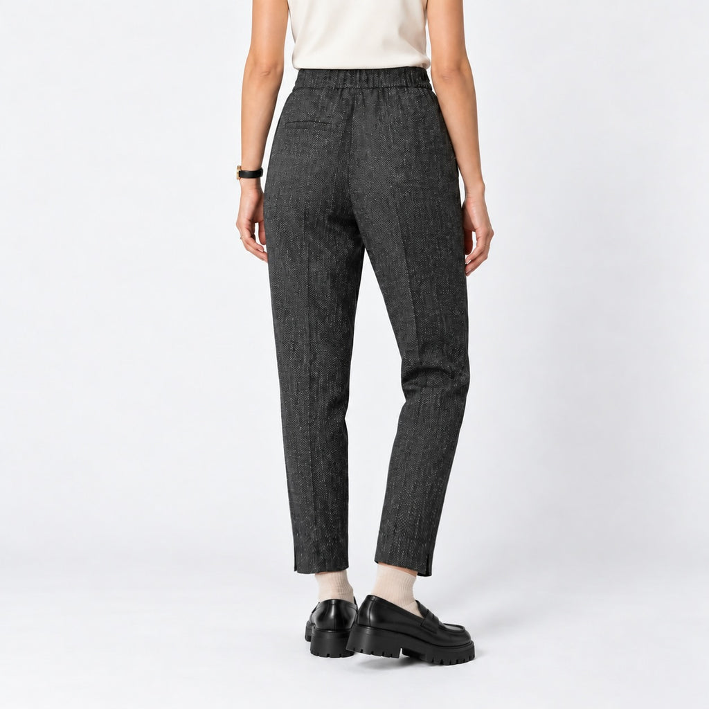 Pantaloni s.Oliver RITA Chino gri antracit, vedere din spate pe model