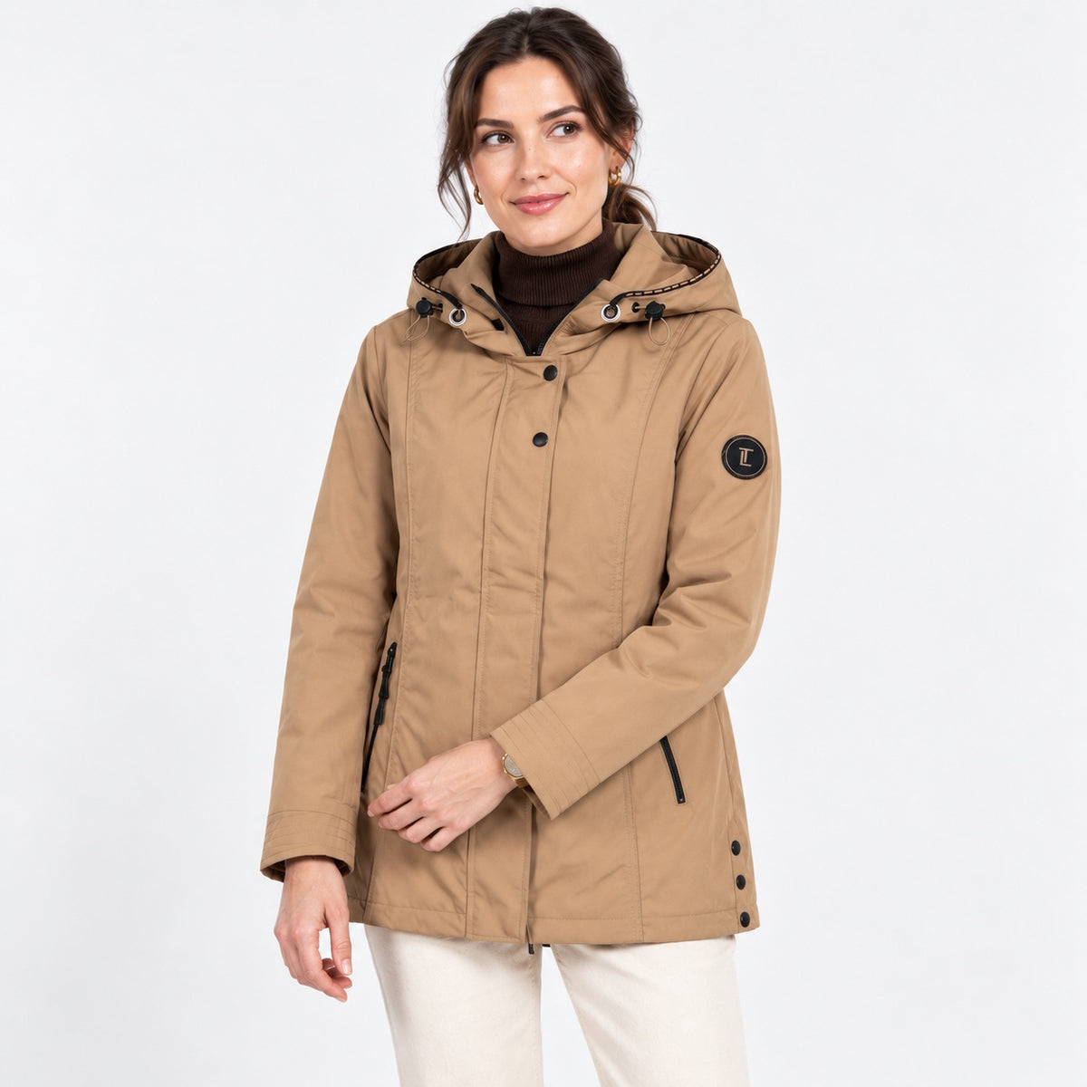 Jachetă Laura Torelli Classic camel cu glugă detașabilă, vedere apropiată pe model