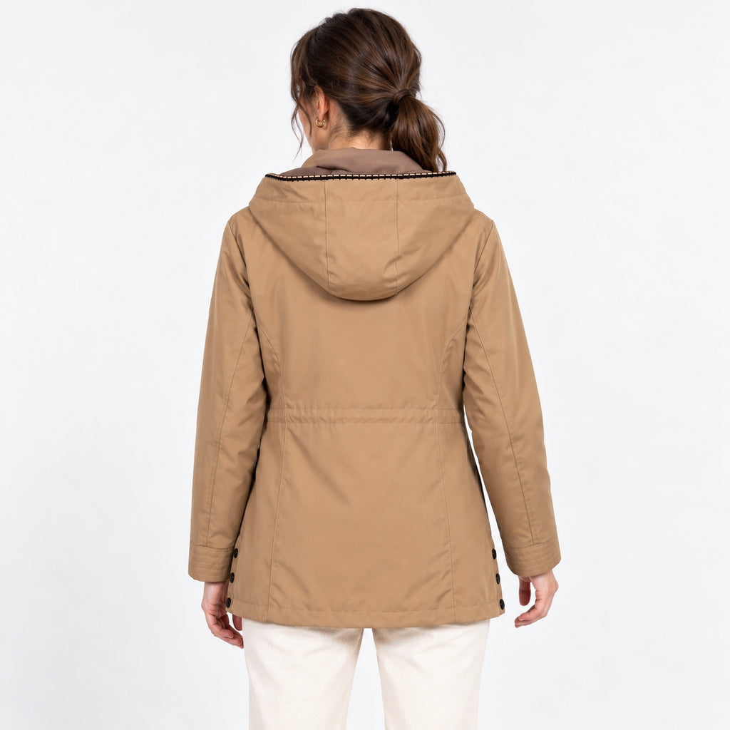 Jachetă Laura Torelli Classic camel cu glugă, vedere din spate pe model