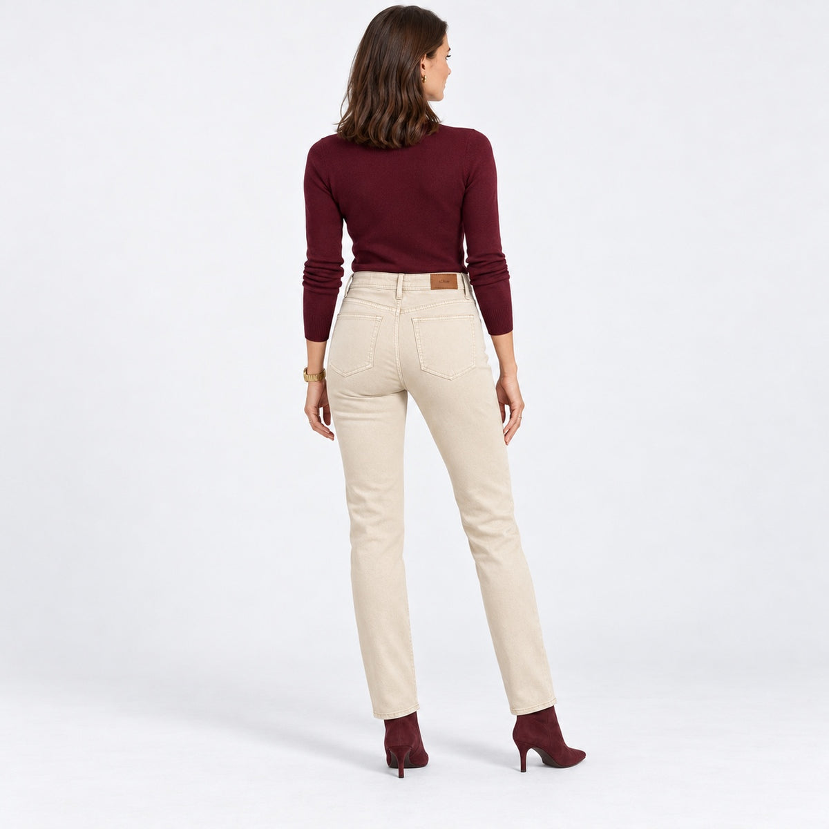 Blugi s.Oliver Betsy crem, croială slim, vedere din spate pe model