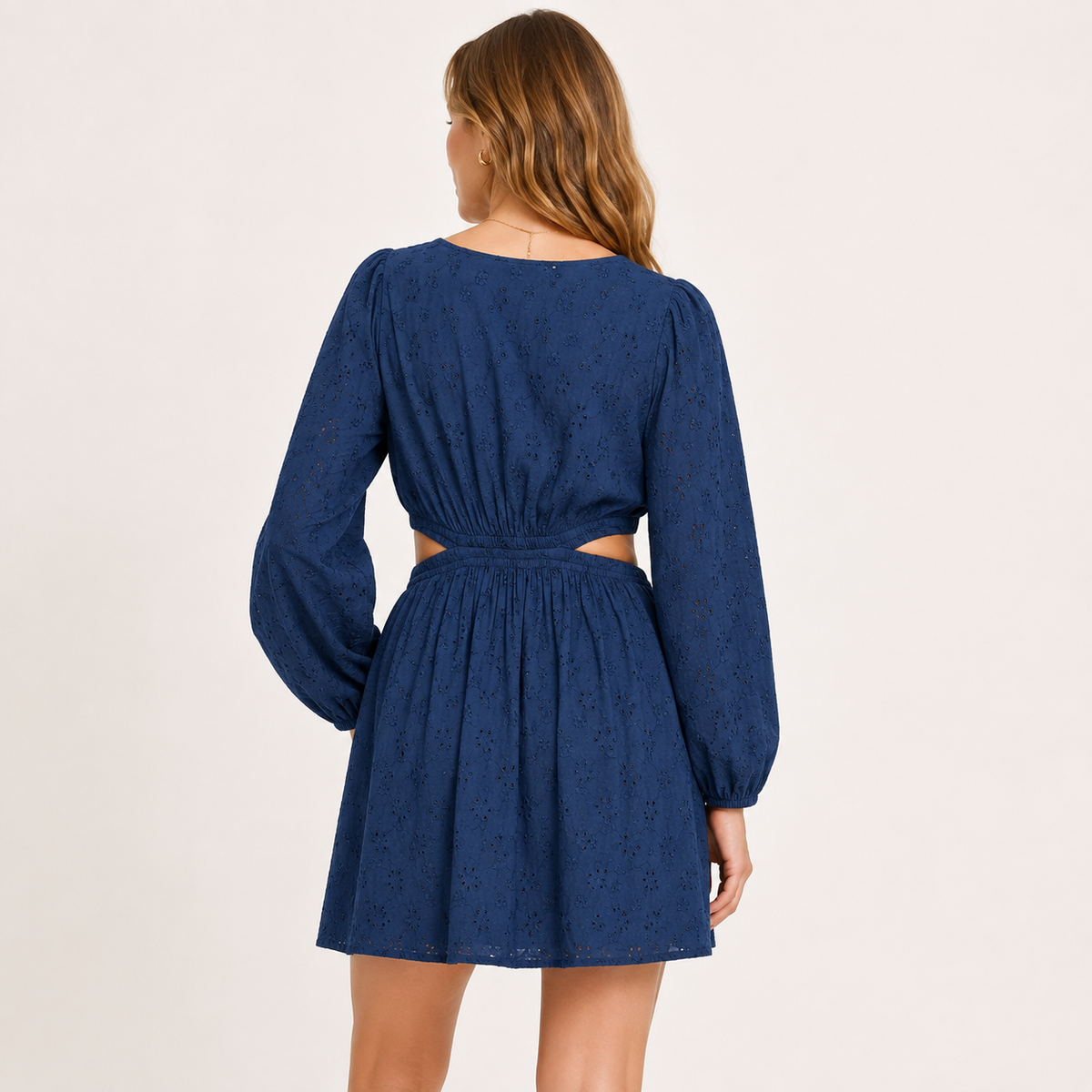 Rochie Cotton Club albastră din bumbac cu broderie și decupaje în talie