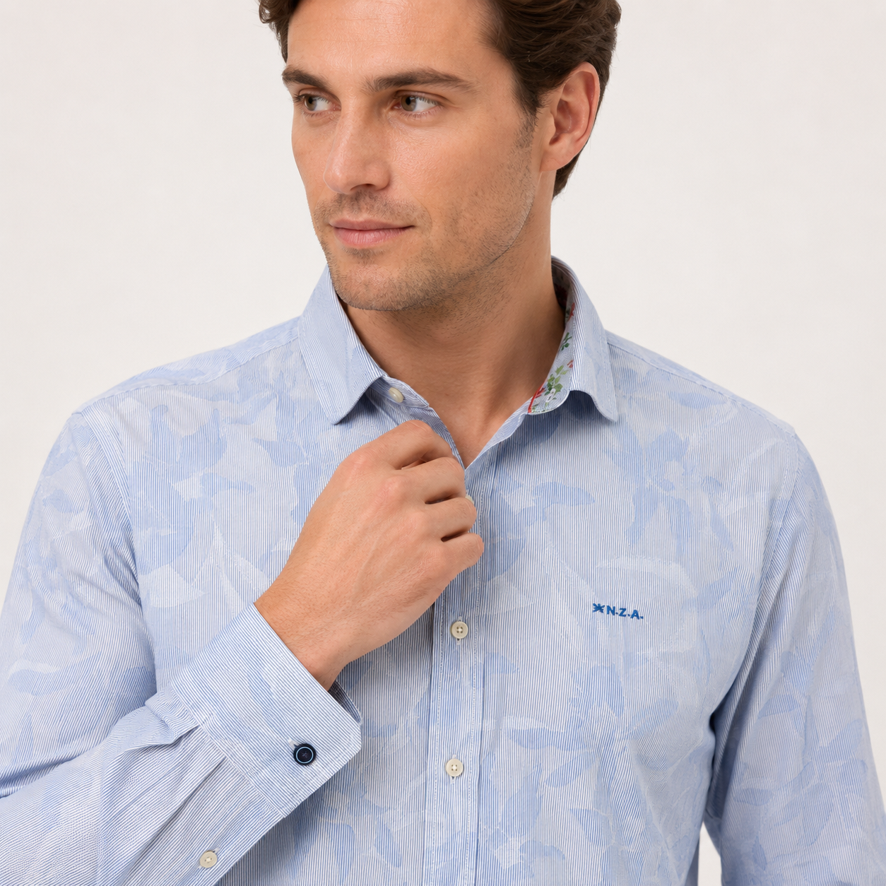Cămașă N.Z.A. albastru deschis cu model floral discret