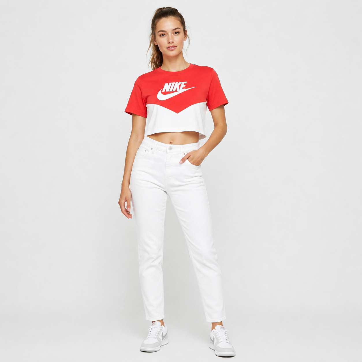 Tricou cropped Nike roșu cu alb