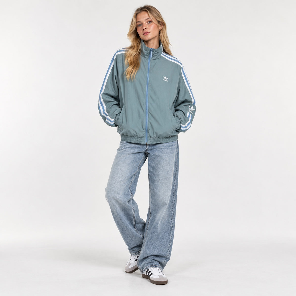 Jachetă adidas Originals Primegreen cu trei dungi, ținută completă pe model