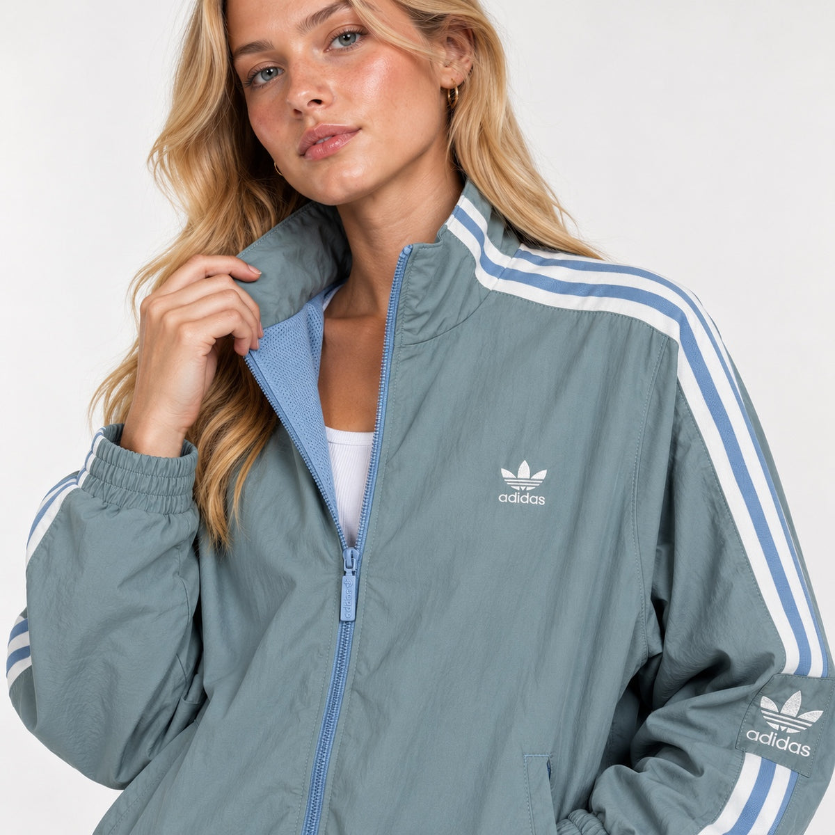 Jachetă adidas Originals Primegreen, detaliu guler, fermoar și logo Trefoil