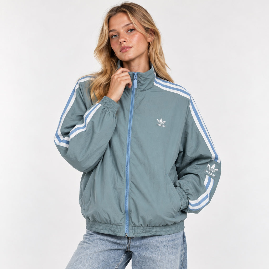 Jachetă adidas Originals Primegreen albastru gri, vedere din față pe model