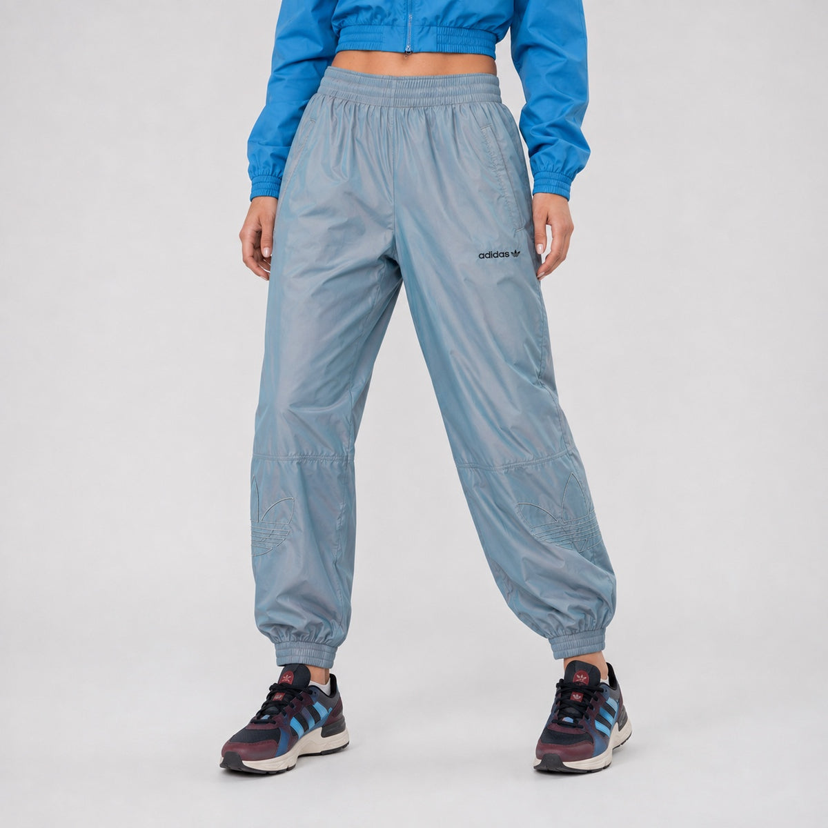 Pantaloni adidas Originals bleu irizați cu logo Trefoil