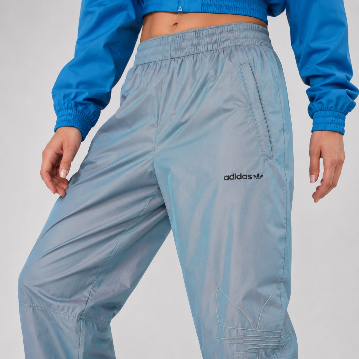 Pantaloni adidas Originals bleu irizați cu logo Trefoil