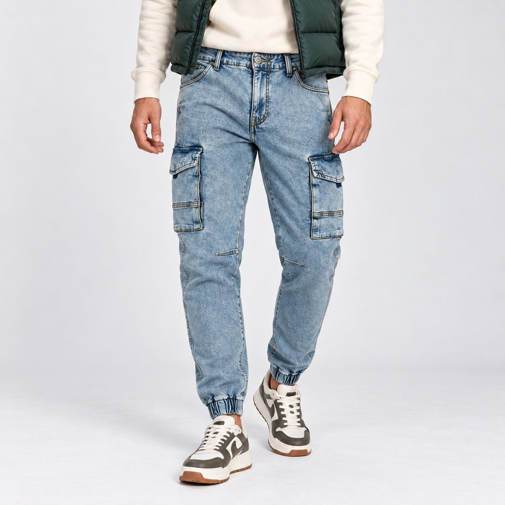 Blugi Jack & Jones tapered cargo albastru deschis, vedere frontală pe model