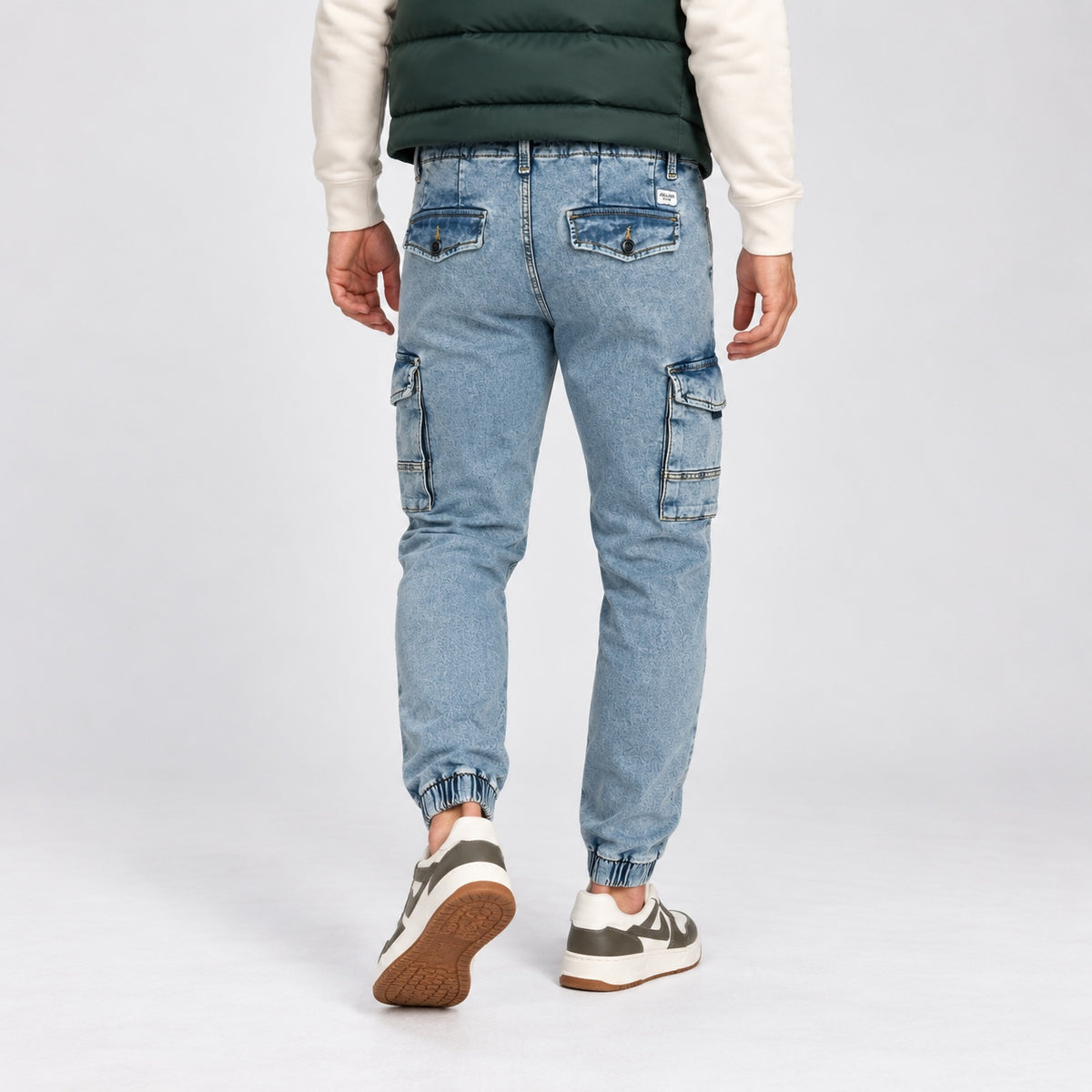 Blugi Jack & Jones tapered cargo albastru deschis, vedere din spate pe model