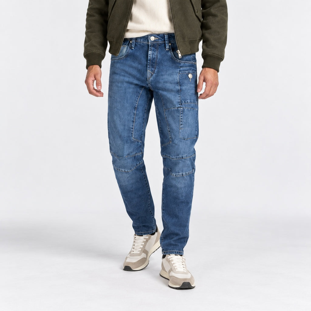 Blugi Jack & Jones Tapered Mike albaștri, vedere frontală detaliată pe model