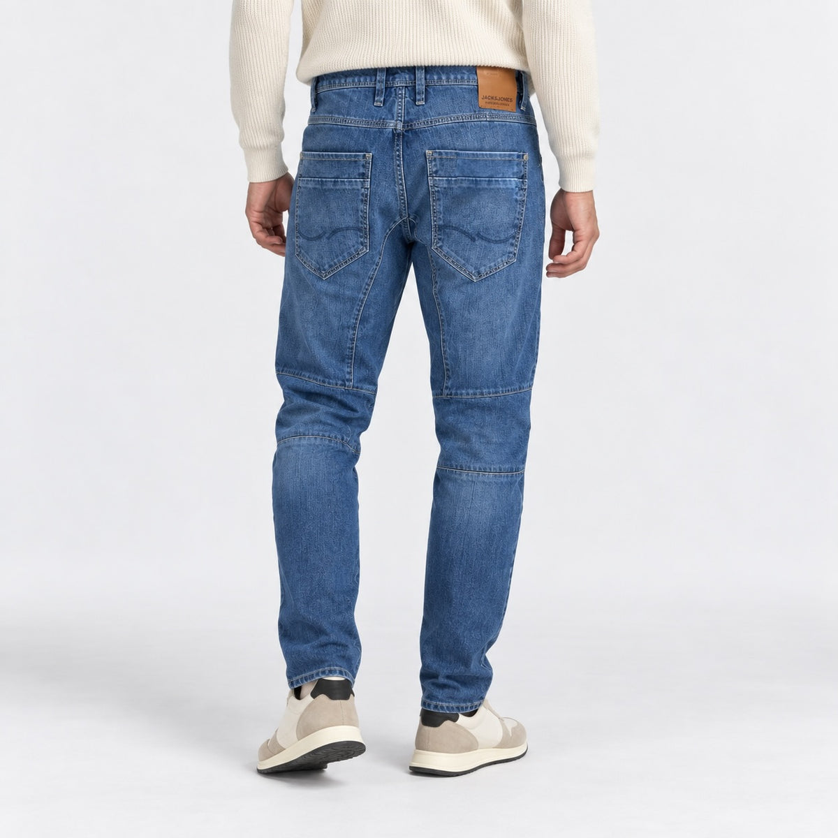 Blugi Jack & Jones Tapered Mike albaștri, vedere din spate pe model