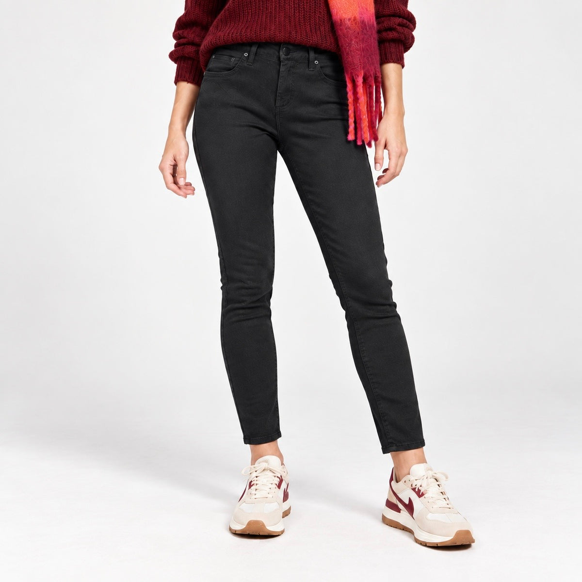 Blugi QS Sadie negri, vedere frontală pe model