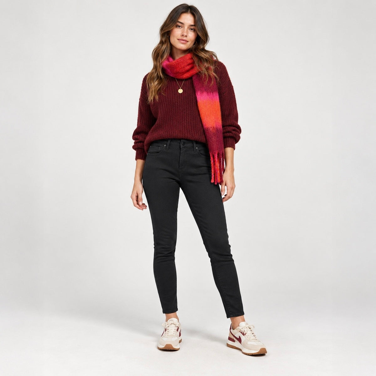 Blugi QS Sadie negri, vedere completă pe model