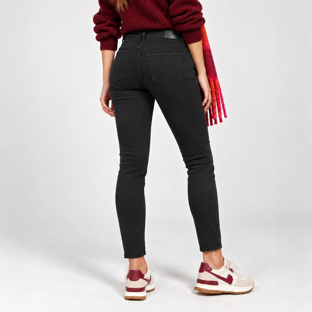 Blugi QS Sadie negri, vedere din spate pe model