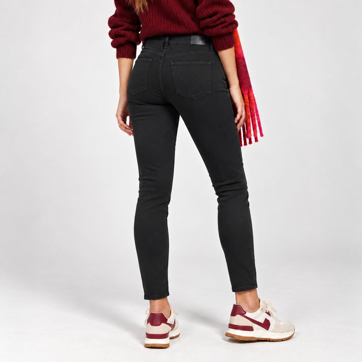 Blugi QS Sadie negri, vedere din spate pe model