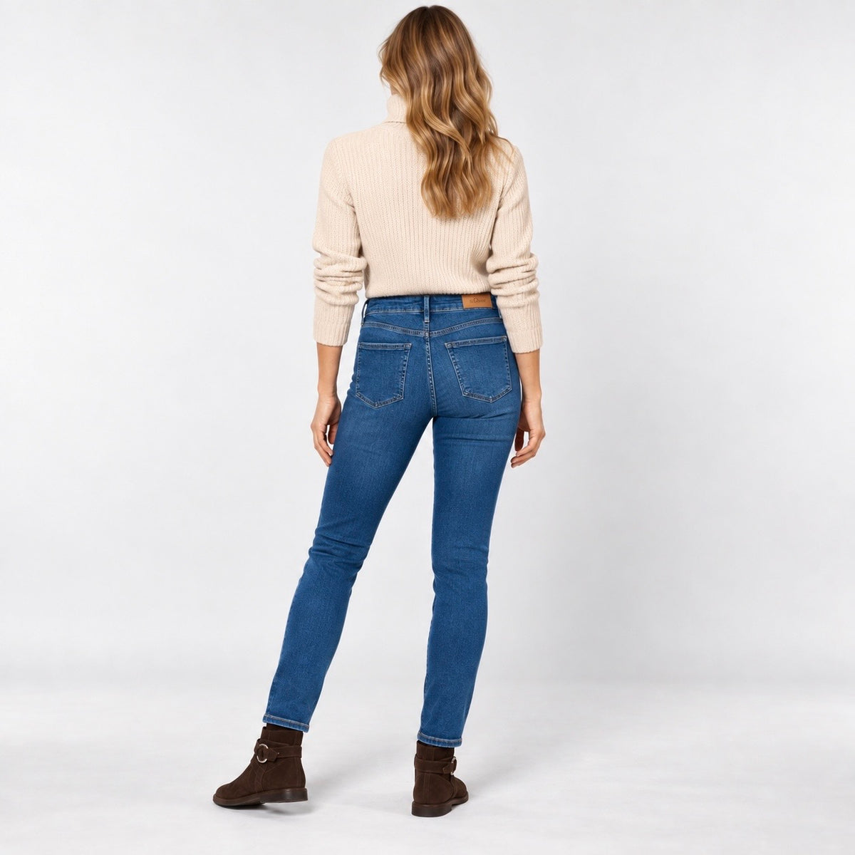 Blugi s.Oliver Betsy albaștri slim, vedere din spate pe model