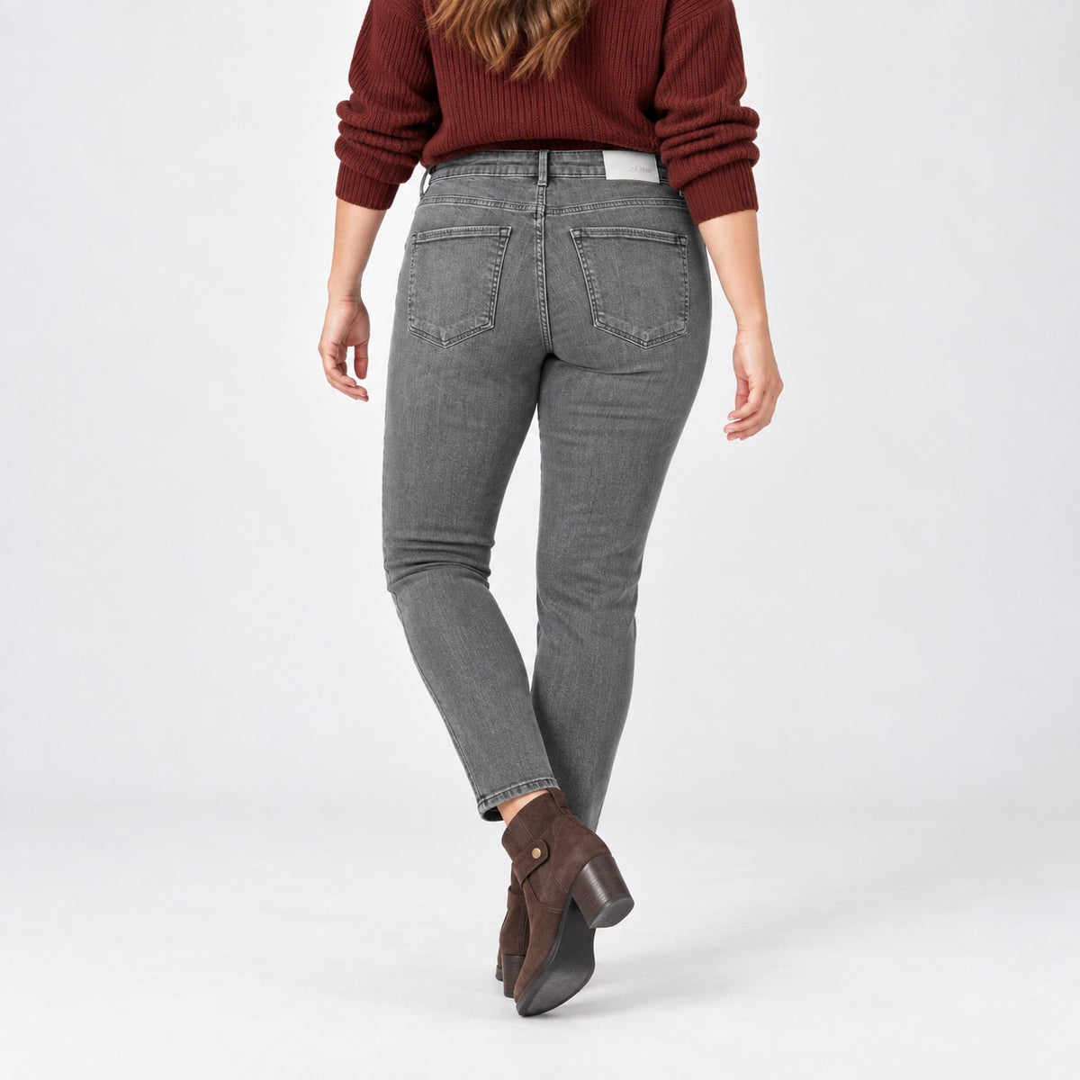 Blugi s.Oliver Betsy gri slim, vedere din spate pe model