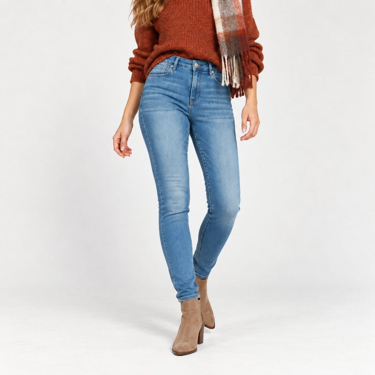 Blugi s.Oliver Izabell albastru deschis skinny, vedere frontală pe model