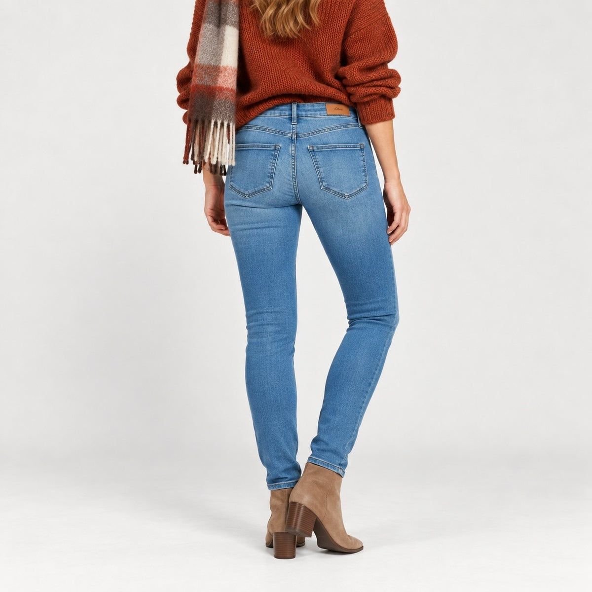 Blugi s.Oliver Izabell albastru deschis skinny, vedere din spate pe model
