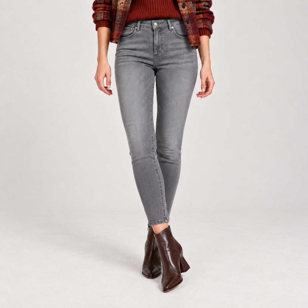 Blugi s.Oliver Izabell gri skinny, vedere frontală pe model