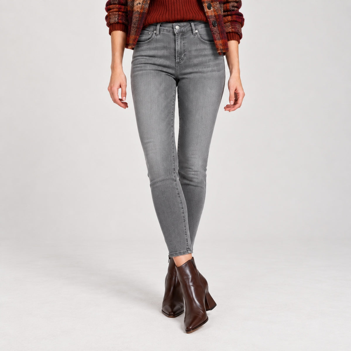 Blugi s.Oliver Izabell gri skinny, vedere frontală pe model