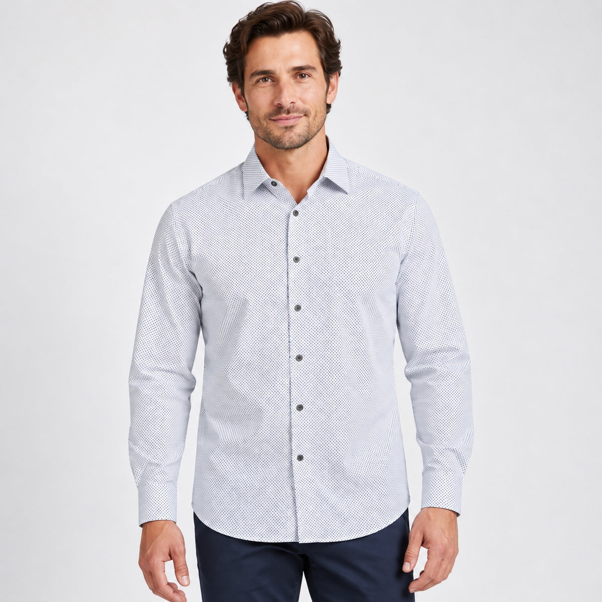 Cămașă Next Tailoring albă cu microprint albastru, vedere frontală pe model