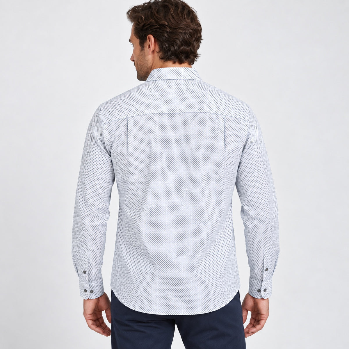 Cămașă Next Tailoring albă cu microprint albastru, vedere din spate pe model