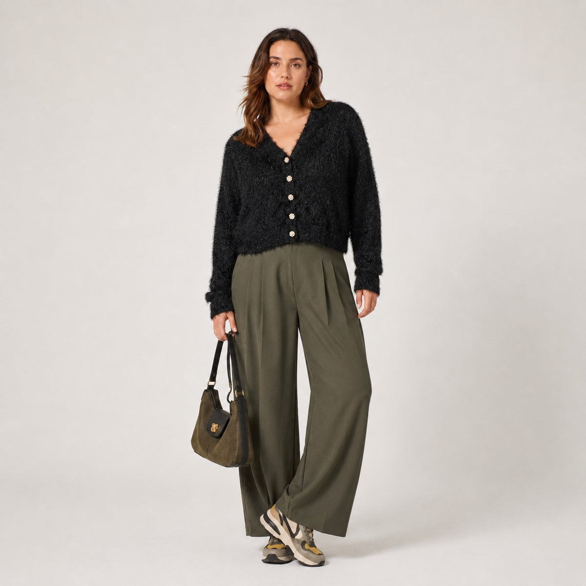 Cardigan Chicorée negru pufos cu nasturi tip bijuterie