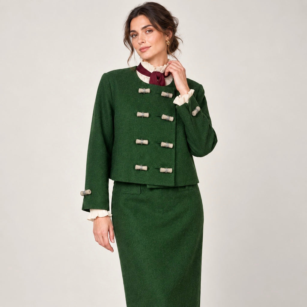 Costum Mothwurf verde din lână, detaliu sacou pe model